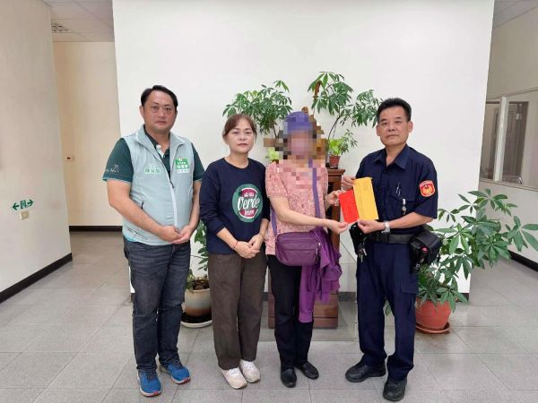 孝女守護失智母　枋警攜手民間送暖解困境1